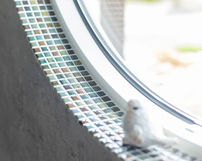 モザイクタイル（丸窓内側や洗面台など）