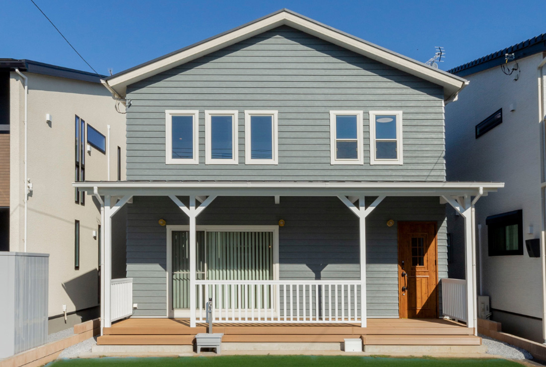 カバードポーチのあるサーファーズハウス